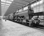 855772 Afbeelding van een stoomlocomotief, met aangekoppelde wagons in het Nederlands Spoorwegmuseum (Maliebaanstation) ...